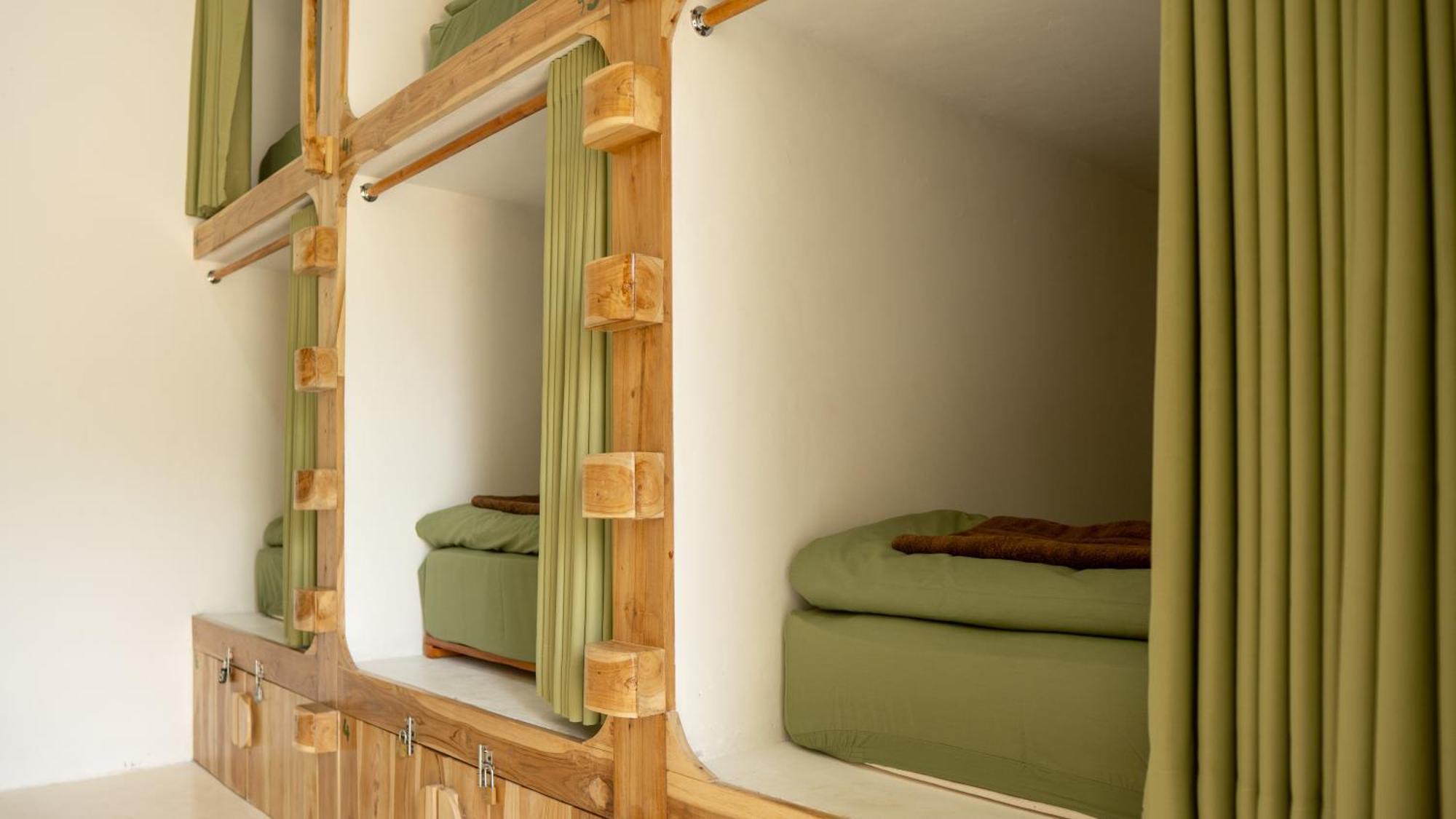 Lost Inn Kuta Capsule Hostel Екстериор снимка